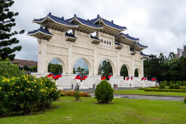 Özgürlük Meydanı ana kapısı ya da paifang Tayvan 'ın Taipei kentindeki Ulusal Chiang Kai Shek Anıt Salonu' nun ünlü simgesel mimarisi. 8 Ekim 2023 'te çekildi.