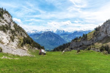 Pilatus Dağı 'nın çarklı treninden alınan çevre kasabaların ve dağların manzarası. İsviçre 'deki Pilatus Dağı' nda çekildi.