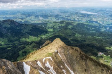 İsviçre 'deki Pilatus Dağı' nın tepesinden Klimsenkapelle Kilisesi manzarası.