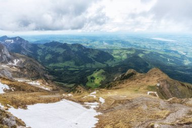 Hala karla kaplı olan Platus Dağı 'nın tepesinden bak. İsviçre, Lucerne yakınlarındaki ünlü dağ tepesi.