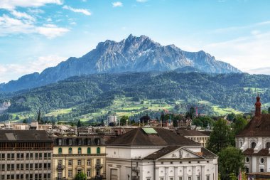 Luzerne 'den Pilatus Dağı manzarası. Önde Lucerne şehri var. Gün batımında çekilmiş.