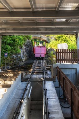 Reichenbach Falls füniküler arabası istasyona geliyor. Willigen İstasyonu, İsviçre 'de çekildi.