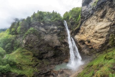 Reichenbach Şelalesi manzarası. İsviçre 'nin Bernese Oberland bölgesinde ünlü şelale.