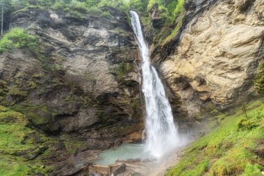 Reichenbach Şelalesi manzarası. İsviçre 'nin Bernese Oberland bölgesinde ünlü şelale.