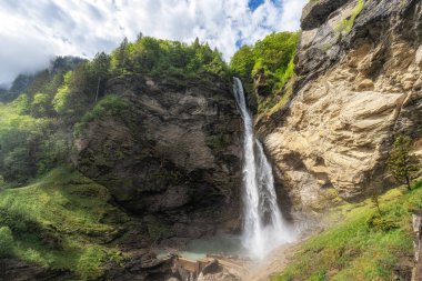 Reichenbach Şelalesi manzarası. İsviçre 'nin Bernese Oberland bölgesinde ünlü şelale.
