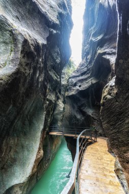 Aare Nehri üzerindeki Aare Gorge kireçtaşı çıkıntıları ve oluşumları. Swizerland 'in ünlü turistik merkezi..