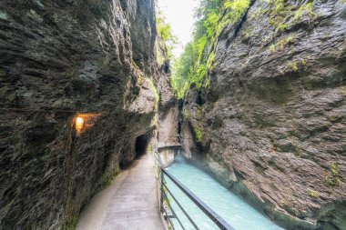 Aare Nehri üzerindeki Aare Gorge kireçtaşı çıkıntıları ve oluşumları. Swizerland 'in ünlü turistik merkezi..