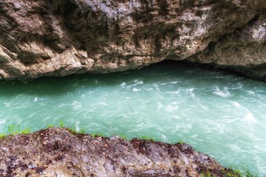 Aare Nehri üzerindeki Aare Gorge kireçtaşı çıkıntıları ve oluşumları. Swizerland 'in ünlü turistik merkezi..
