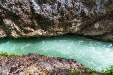 Aare Nehri üzerindeki Aare Gorge kireçtaşı çıkıntıları ve oluşumları. Swizerland 'in ünlü turistik merkezi..