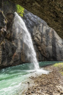 İsviçre 'deki Aare Vadisi' nde küçük bir şelale..