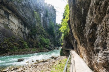 Aare Nehri üzerindeki Aare Gorge kireçtaşı çıkıntıları ve oluşumları. Swizerland 'in ünlü turistik merkezi..