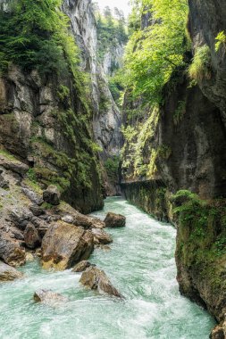 Aare Nehri üzerindeki Aare Gorge kireçtaşı çıkıntıları ve oluşumları. Swizerland 'in ünlü turistik merkezi..