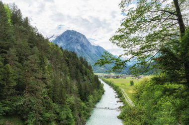 Aare Nehri üzerindeki Aare Gorge kireçtaşı çıkıntıları ve oluşumları. Swizerland 'in ünlü turistik merkezi..