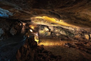 Aziz 'in mağarası farklı mağara kaya oluşumları. İsviçre 'de Interlaken yakınlarında ünlü bir yer.