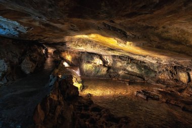 Aziz 'in mağarası farklı mağara kaya oluşumları. İsviçre 'de Interlaken yakınlarında ünlü bir yer.