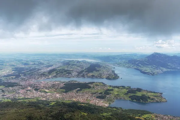 Lucerne ve Lucerne Gölü 'nün manzarası Pilatus Dağı' nın tepesinden. İsviçre 'deki Pilatus Dağı' nda çekildi..