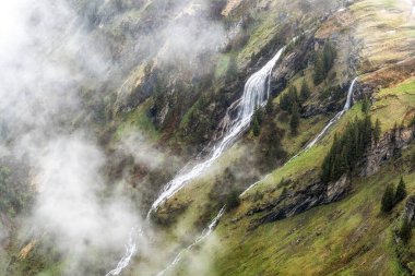 Bachlager şelalesi ya da Bachlager yılanı Grindelwald, İsviçre 'deki Birinci Zirve Yürüyüşü' nün tepesine düştü.