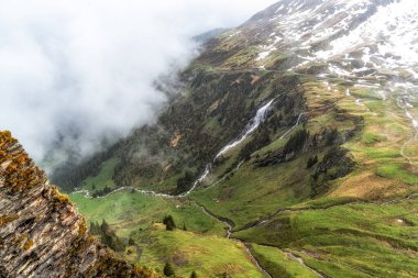 Bachlager şelalesi ya da Bachlager yılanı Grindelwald, İsviçre 'deki Birinci Zirve Yürüyüşü' nün tepesine düştü.