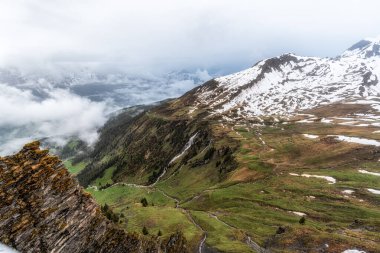 Bachlager şelalesi ya da Bachlager yılanı Grindelwald, İsviçre 'deki Birinci Zirve Yürüyüşü' nün tepesine düştü.