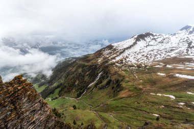 Bachlager şelalesi ya da Bachlager yılanı Grindelwald, İsviçre 'deki Birinci Zirve Yürüyüşü' nün tepesine düştü.