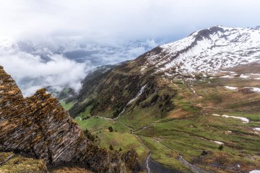 Bachlager şelalesi ya da Bachlager yılanı Grindelwald, İsviçre 'deki Birinci Zirve Yürüyüşü' nün tepesine düştü.