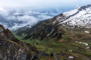 Bachlager şelalesi ya da Bachlager yılanı Grindelwald, İsviçre 'deki Birinci Zirve Yürüyüşü' nün tepesine düştü.