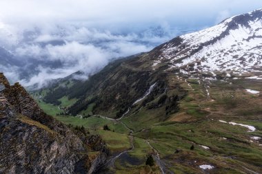 Bachlager şelalesi ya da Bachlager yılanı Grindelwald, İsviçre 'deki Birinci Zirve Yürüyüşü' nün tepesine düştü.