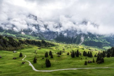 Grindelwald vadisi yağmur bulutlarıyla kaplı. Jungfrau bölgesindeki İsviçre 'de ünlü bir seyahat merkezi..