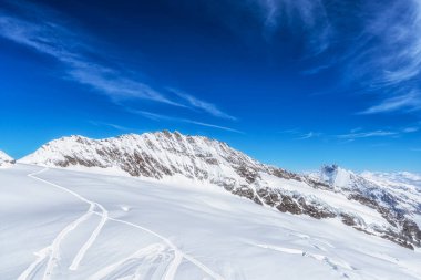 Aletsch Buzul Vadisi Sphinx Gözlemevi 'ndeki Jungfraujoch' tan izlendi. İsviçre 'nin ünlü tarihi manzarası