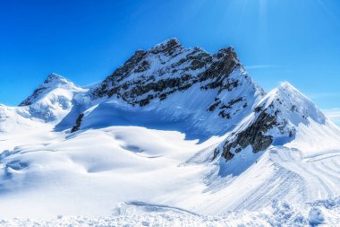 Kar, Jungfraujoch Dağı 'nı kapladı. Yakındaki Sfenks Gözlemevi' nden alındı. İsviçre 'nin ünlü simgesi.