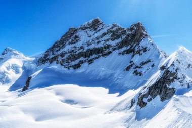 Kar, Jungfraujoch Dağı 'nı kapladı. Yakındaki Sfenks Gözlemevi' nden alındı. İsviçre 'nin ünlü simgesi.