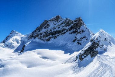 Kar, Jungfraujoch Dağı 'nı kapladı. Yakındaki Sfenks Gözlemevi' nden alındı. İsviçre 'nin ünlü simgesi.