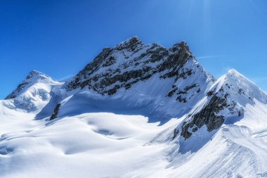 Kar, Jungfraujoch Dağı 'nı kapladı. Yakındaki Sfenks Gözlemevi' nden alındı. İsviçre 'nin ünlü simgesi.