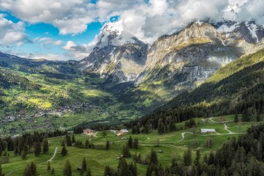 Grindelwald Vadisi ve Eiger Dağı Jungfraujoch istasyonunun aşağısındaki teleferikten izlenmiş. İsviçre 'nin ünlü Bernese Alpleri.