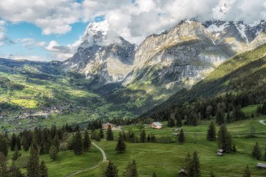 Grindelwald Vadisi ve Eiger Dağı Jungfraujoch istasyonunun aşağısındaki teleferikten izlenmiş. İsviçre 'nin ünlü Bernese Alpleri.