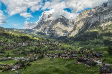 Grindelwald Vadisi ve Eiger Dağı Jungfraujoch istasyonunun aşağısındaki teleferikten izlenmiş. İsviçre 'nin ünlü Bernese Alpleri.