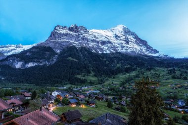 Eiger Dağı gece saatlerinde Grindelwald 'dan izleniyor. Grindelwald, İsviçre 'nin ünlü simgesi.