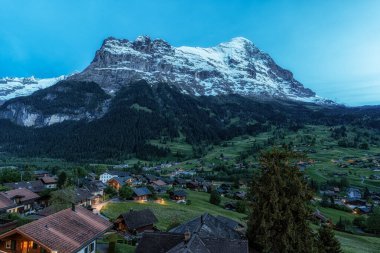 Eiger Dağı gece saatlerinde Grindelwald 'dan izleniyor. Grindelwald, İsviçre 'nin ünlü simgesi.
