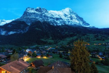 Eiger Dağı gece saatlerinde Grindelwald 'dan izleniyor. Grindelwald, İsviçre 'nin ünlü simgesi.