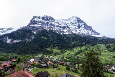 Eiger Dağı gün doğumunda Grindelwald 'dan izleniyor. Grindelwald, İsviçre 'nin ünlü simgesi.