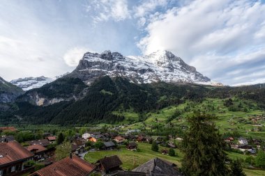 Eiger Dağı gün doğumunda Grindelwald 'dan izleniyor. Grindelwald, İsviçre 'nin ünlü simgesi.