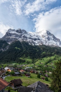 Eiger Dağı gün doğumunda Grindelwald 'dan izleniyor. Grindelwald, İsviçre 'nin ünlü simgesi.