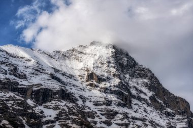 Eiger Dağı, İsviçre 'nin Grindelwald şehrinin ünlü simgesini ele geçirdi..