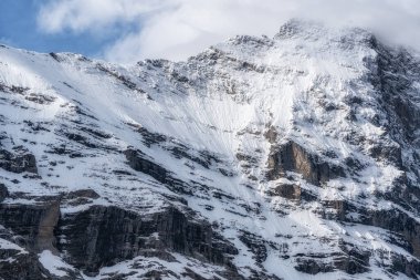 Eiger Dağı, İsviçre 'nin Grindelwald şehrinin ünlü simgesini ele geçirdi..