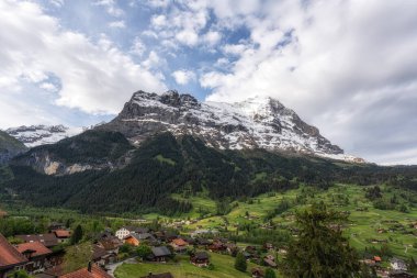 Eiger Dağı gün doğumunda Grindelwald 'dan izleniyor. Grindelwald, İsviçre 'nin ünlü simgesi.