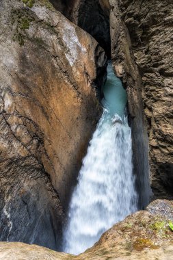 Bernese Oberland, İsviçre 'deki Trummelbach Şelalesi. Dağın içinde buzulla beslenen bir dizi şelale var.