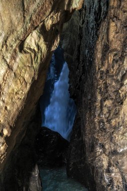 Bernese Oberland, İsviçre 'deki Trummelbach Şelalesi. Dağın içinde buzulla beslenen bir dizi şelale var.