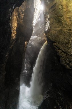 Bernese Oberland, İsviçre 'deki Trummelbach Şelalesi. Dağın içinde buzulla beslenen bir dizi şelale var.