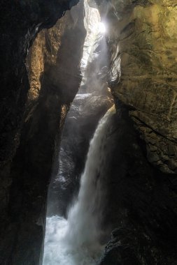 Bernese Oberland, İsviçre 'deki Trummelbach Şelalesi. Dağın içinde buzulla beslenen bir dizi şelale var.