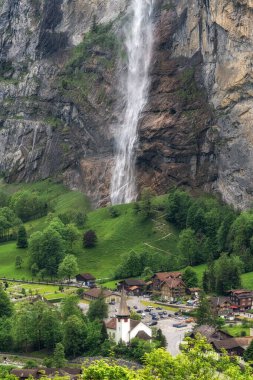 Lauterbrunnen köyü ve Staubbach Şelalesi manzarası. Bernese Oberland, İsviçre 'deki ünlü turistik ilgi merkezi.